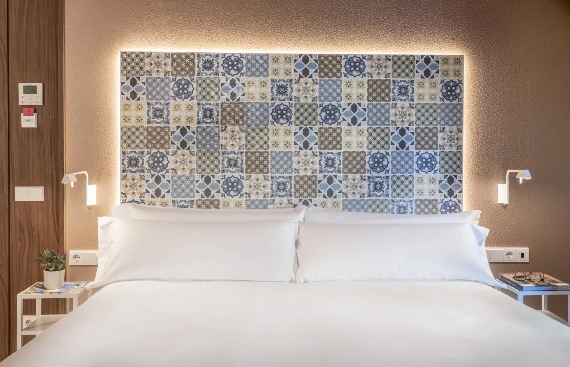 Détail de la tête de lit de la chambre Premium Supérieure de l’Axel Hotel Valencia