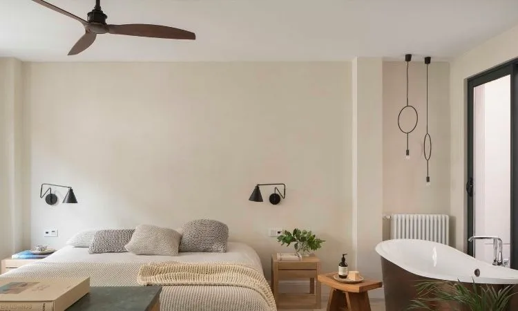 habitación con ventilador de techo silencioso