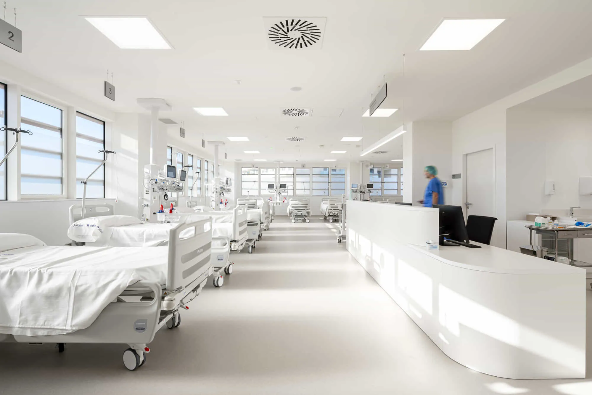 Hospital Vithas Esplugues, beleuchtet von Faro Barcelona