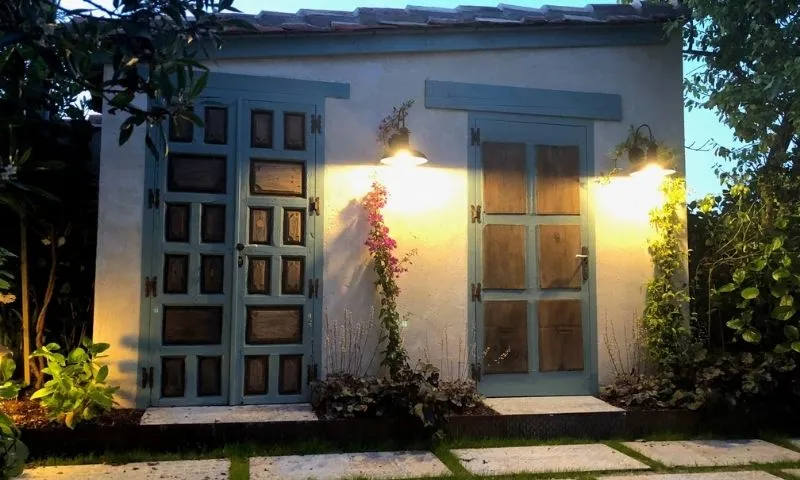Projecteurs LED sur façade extérieure