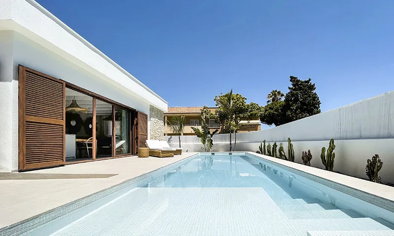 Éclairage extérieur d’une maison avec jardin